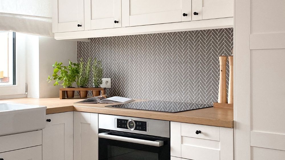 Felújítás csempe eltávolítása nélkül – hogyan cserélje ki a falakat és a padlót rendetlenség nélkül