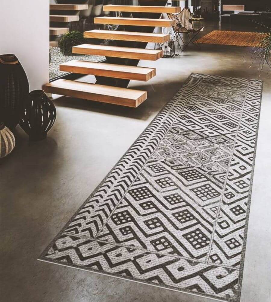 formájú szőnyegek a hallba
